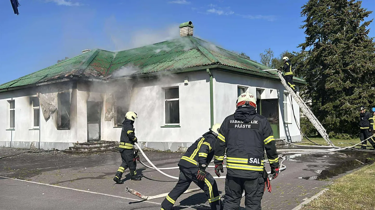 Salmel alevikus aadressil Sõrve mnt 9 kustutavad päästjad tulekahju.
