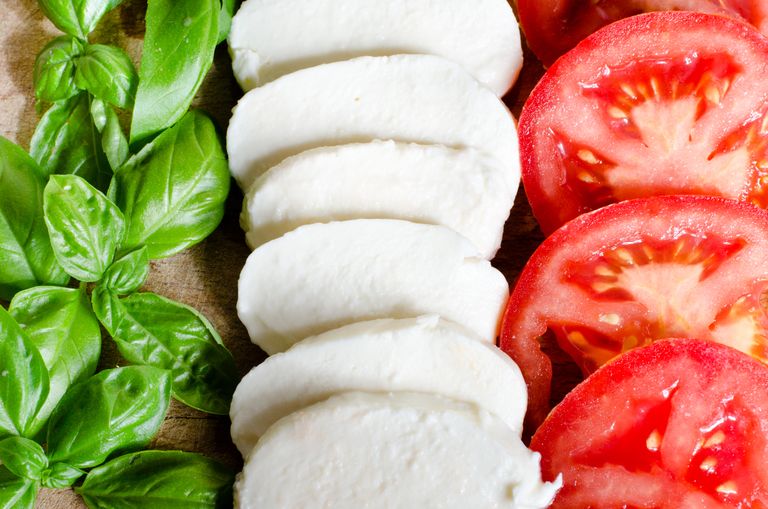 "Caprese" salātu pamatsastāvdaļas Itālijas karoga krāsās. Ilustratīvs attēls.