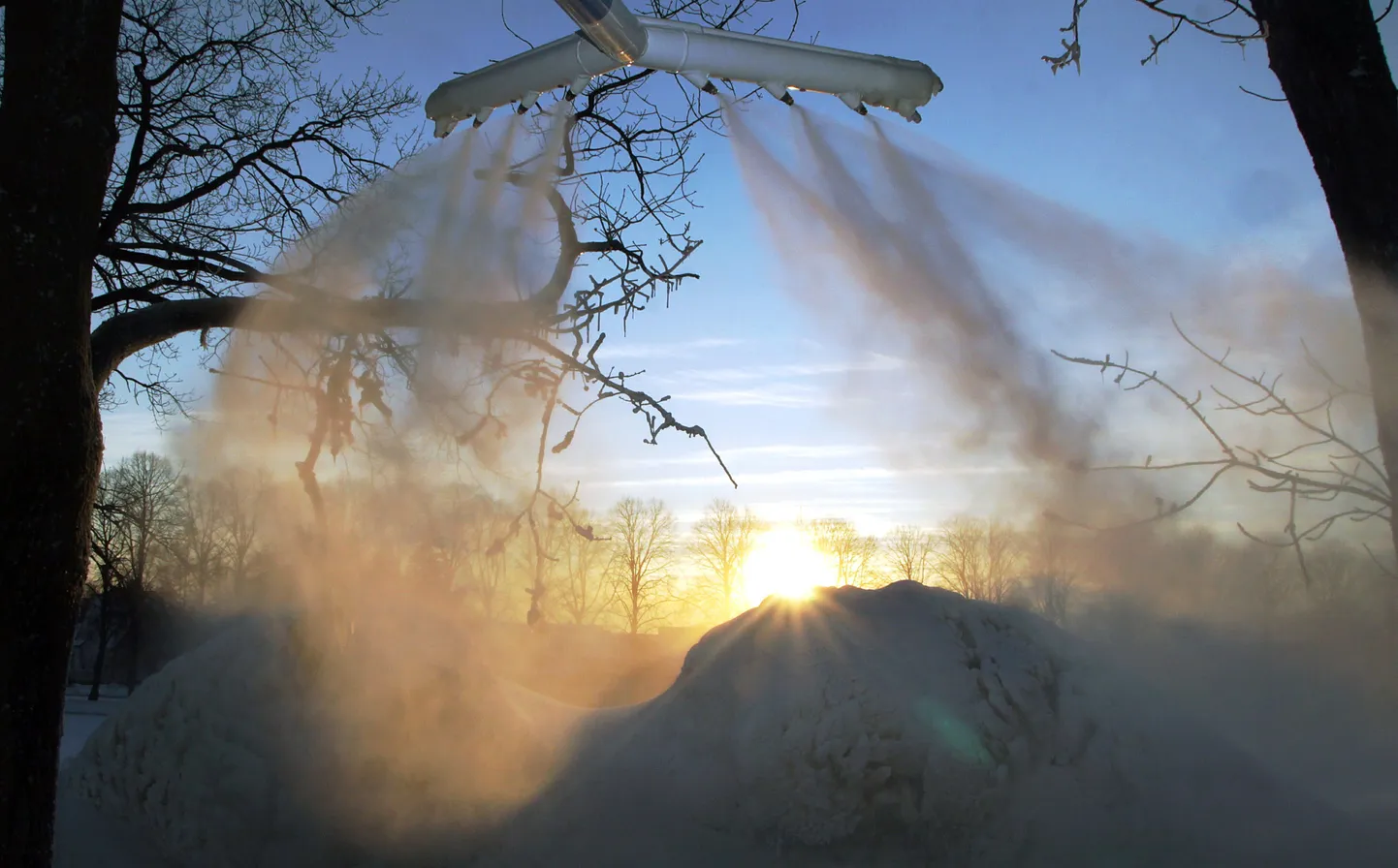 Pärnus Vallikäärus huugavad lumekahurid.