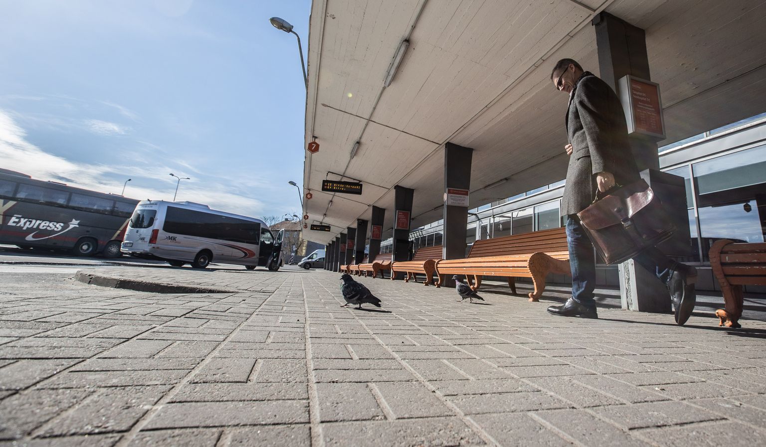 Tallinna bussijaamas valitseb tühjus. Pildil bussijaama omanik ja Lux Expressi juht Hugo Osula.