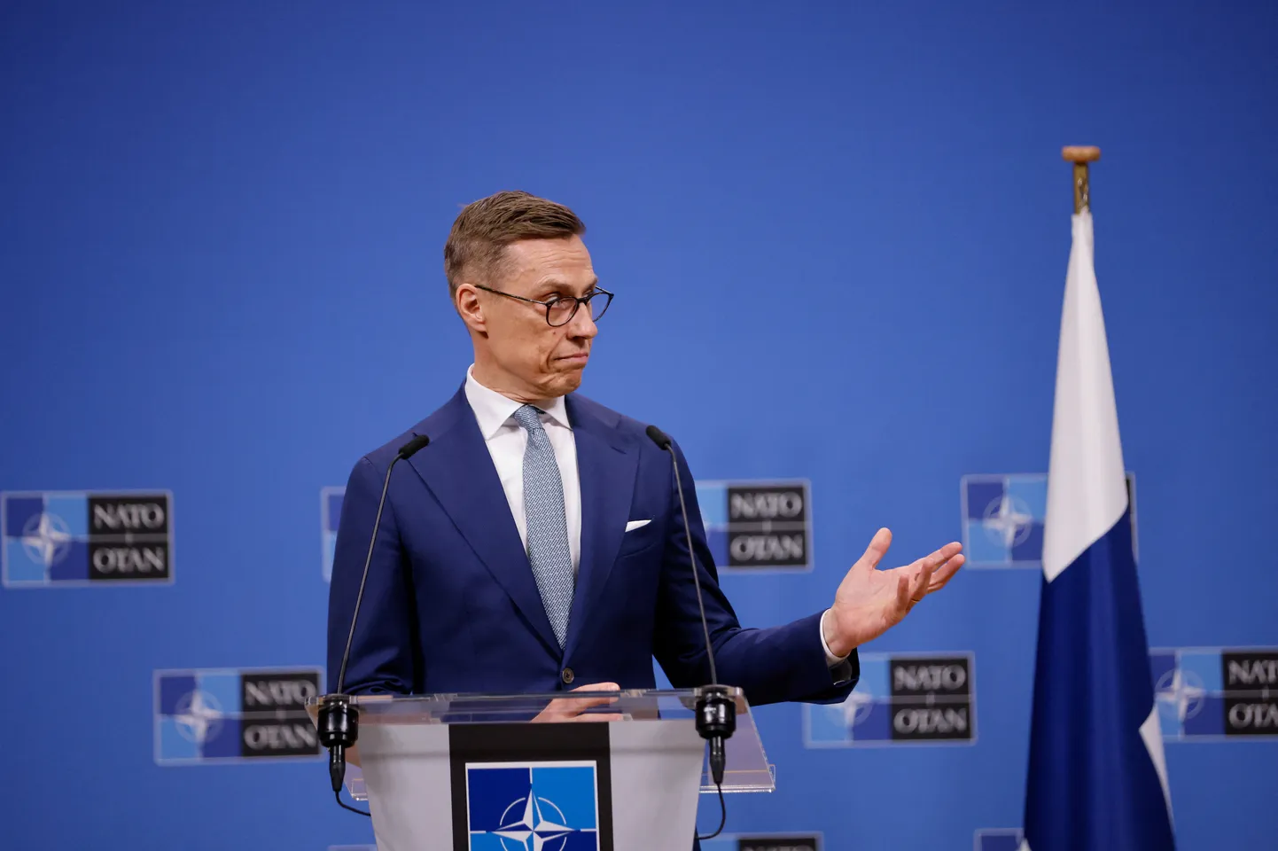 Soome president Alexander Stubb 10. aprillil 2024 Brüsselis pressikonverentsil koos NATO peasekretäri Jens Stoltenbergiga (ei ole fotol näha)