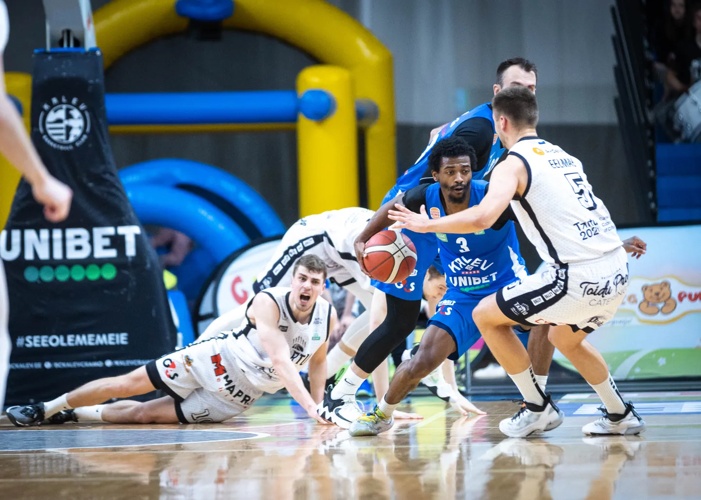Võitlust oli esimeses finaalmängus BC Kalev/Cramo – Tartu Ülikool Maks & Moorits kõvasti. Vastaste vahel «purjetab» Kalevi mängujuht Alterique Gilbert.
