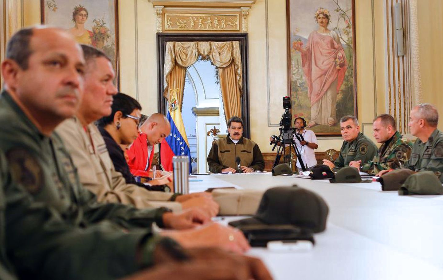 Venezuela president Nicolás Maduro reedel presidendipalees nõupidamisel sõjaväe juhtkonnaga.