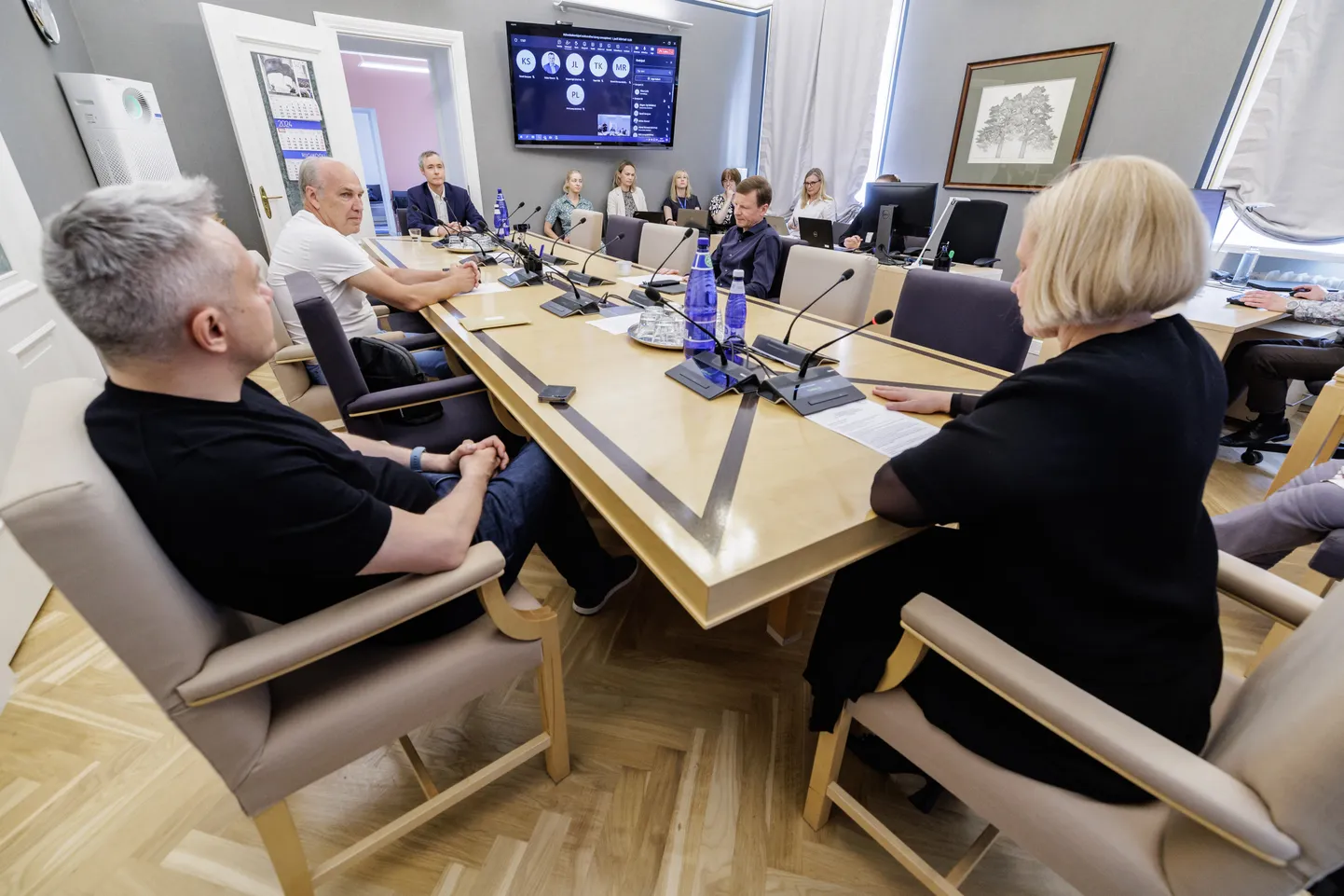 Annely Akkermanni sõnul on järgmiste aastate suurim teema eelarvedefitsiit. «Järgmisest aastast kehtima hakkav mootorsõidukimaks leevendab eelarvepuudujääki märgatavalt, aga mitte piisavalt,» ütles ta. 
Fotol: Mootorsõidukimaksu seaduse uuesti arutamise ettevalmistamine Riigikogu Rahanduskomisjoni istungil. Vasakult Andrei Korobeinik, Aivar Kokk, Vabariigi Presidendi Kantselei õigusnõunik Hent-Raul Kalmo, Aivar Sõerd, Annely Akkermann