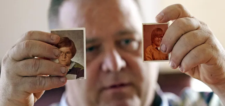 James Kretschmer hoiab käes fotosid, millel ta on 11- ja 12-aastane. Praegu Houstonis elavat Kretschmeri pilastas 1970. aastate keskel mitme kuu jooksul tema skaudijuht Washingtoni osariigis Spokane’is.