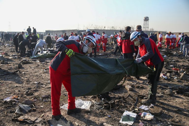 Punase Poolkuu töötajad Ukraina lennuki õnnetuspaigas Teherani lähedal inimjäänuseid kokku korjamas.