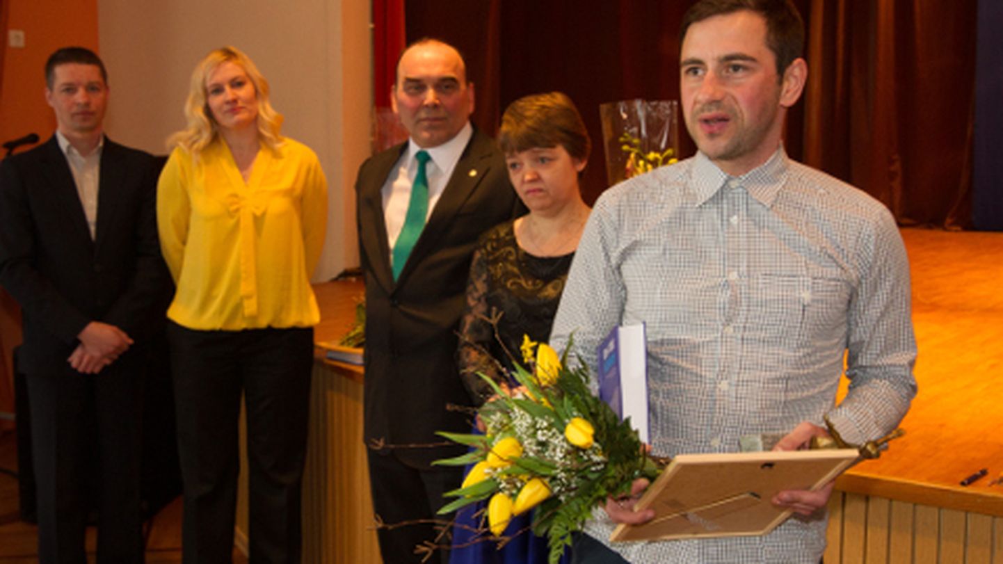 Ida-Viru aasta tegijaks 2015 valiti spordiaktivist Vladimir Všivtsev (paremal). Nominentidena pälvisid tunnustust talunikud Anne ja Aare Vent ning Purtse mõisa kohviku eestvedajad Sigrid Välbe ja Janner Eskor.