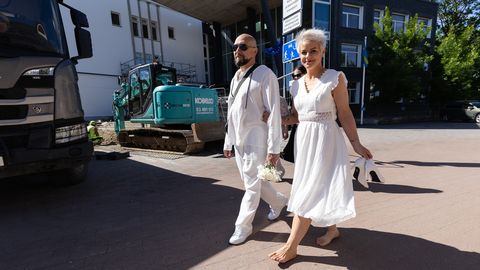 Pulmapildid kopa taustal: ehitusplats ei peatanud armastust, Rakveres abiellus kümme paari
