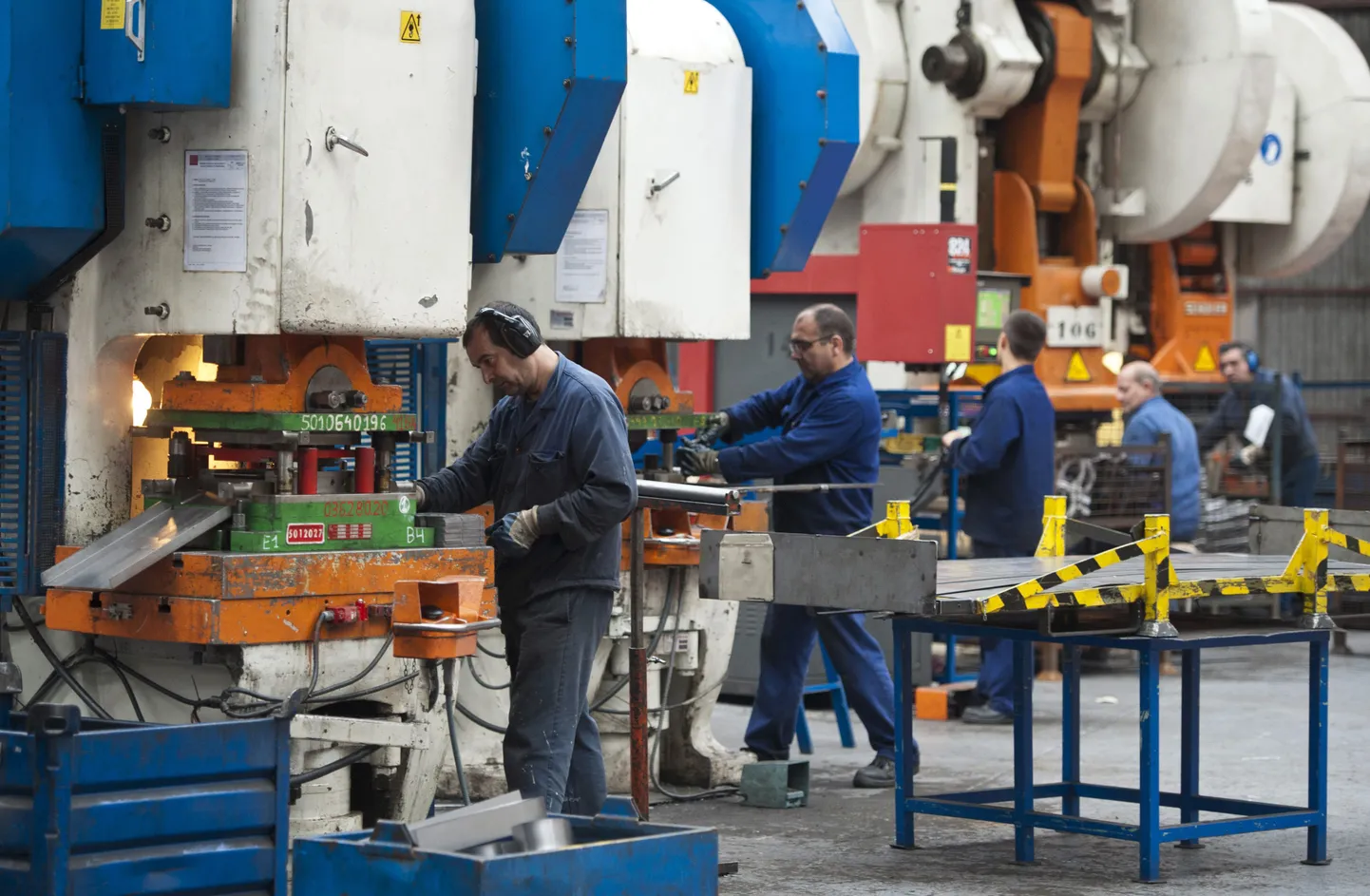 Töölised Põhja-Hispaanias autoosade tehases.