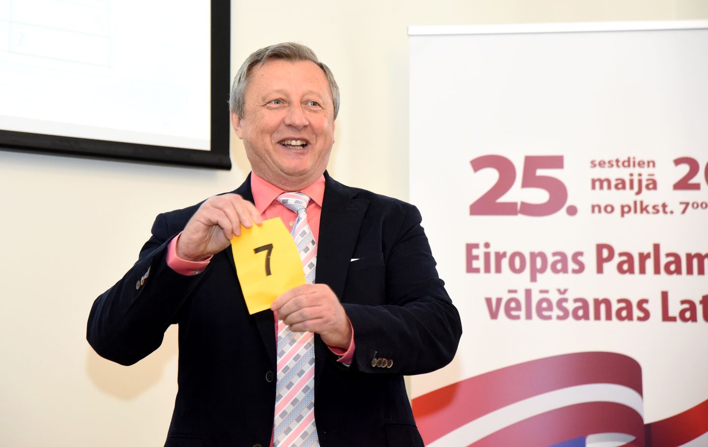Partijas "Jaunā saskaņa" kandidāts Eiropas Parlamenta (EP) vēlēšanām, partijas līderis Juris Žuravļovs piedalās EP vēlēšanām reģistrēto deputātu kandidātu sarakstu numuru izlozē Eiropas Savienības mājā.