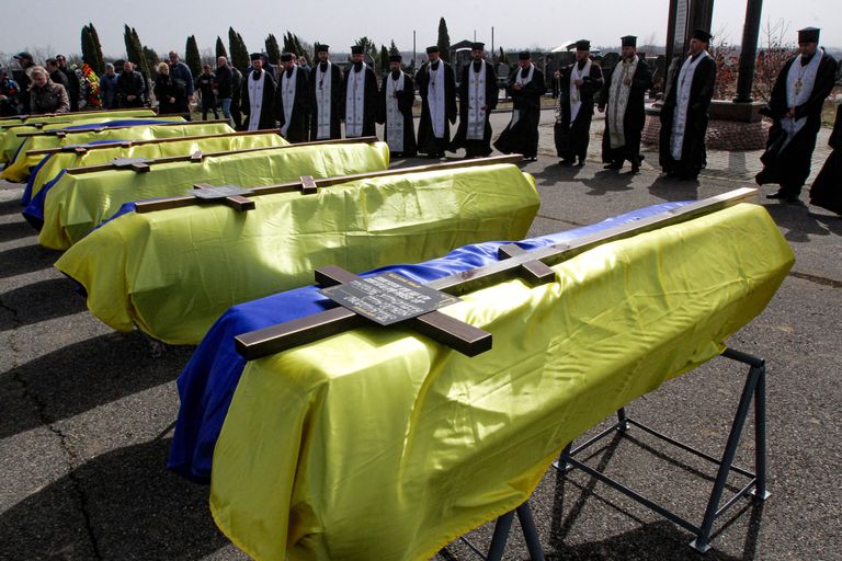 DNIPRO, UKRAINE - APRIL 1, 2022 - Ukrainian flags cover the coffins during the funerals of soldiers killed during the Russian invasion of Ukraine, Dnipro, central Ukraine//UKRINFORMAGENCY_ukr0302/2204041817/Credit:Mykola Miakshykov/UKRINFO/SIPA/2204041822