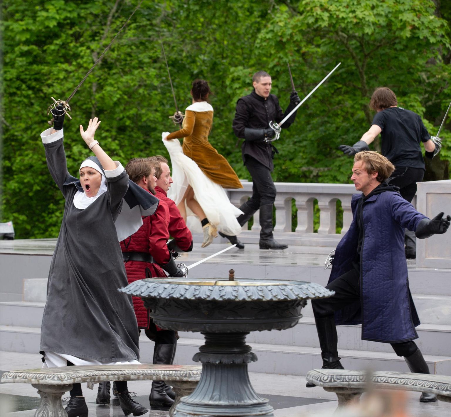 Näitlejate mõõgavõitlus Õisu mõisa aias Ugala suvelavastuses «Kolm musketäri».