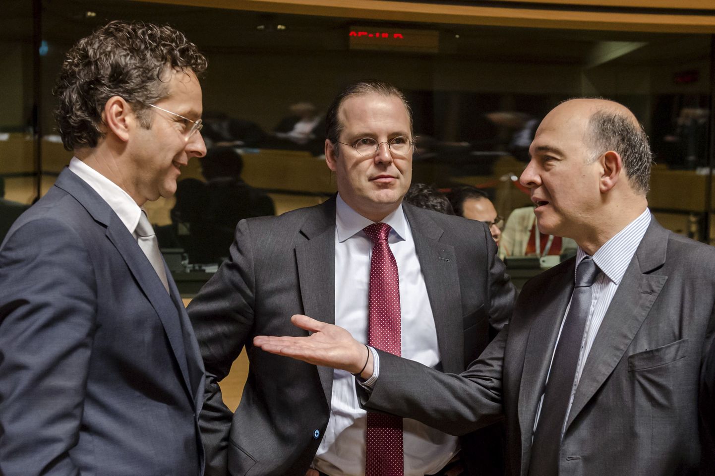 Hollandi rahandusminister Jeroen Dijsselbloem (vasakult), Rootsi rahandusminister Anders Borg ja  Prantsuse rahandusminister Pierre Moscovici vestlemas.