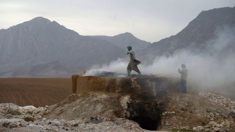 Технология переработки сырья в Афганистане уходит корнями в традицию, как и взгляды талибов на устройство общества. Так перерабатывают известняк в Мазари-Шарифе