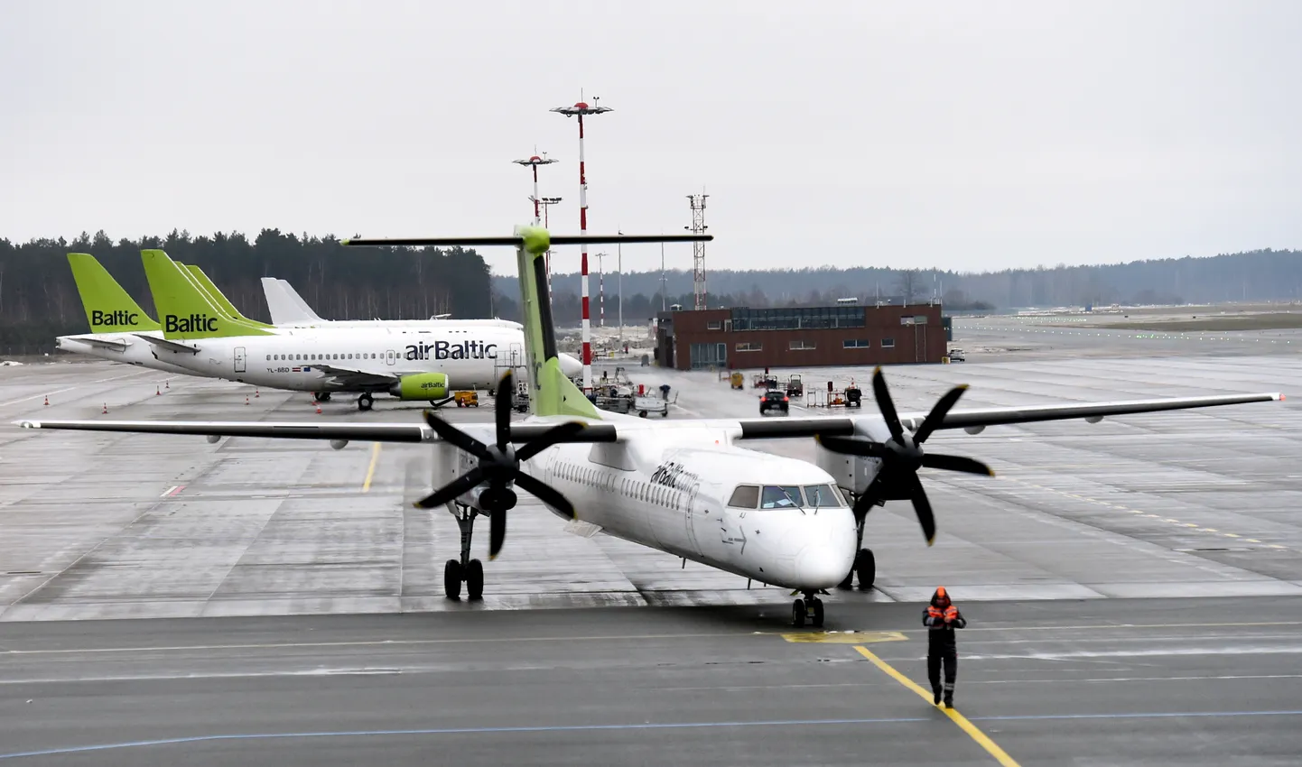 Latvijas nacionālās lidsabiedrības AS "Air Baltic Corporation" lidmašīnas starptautiskajā lidostā "Rīga".