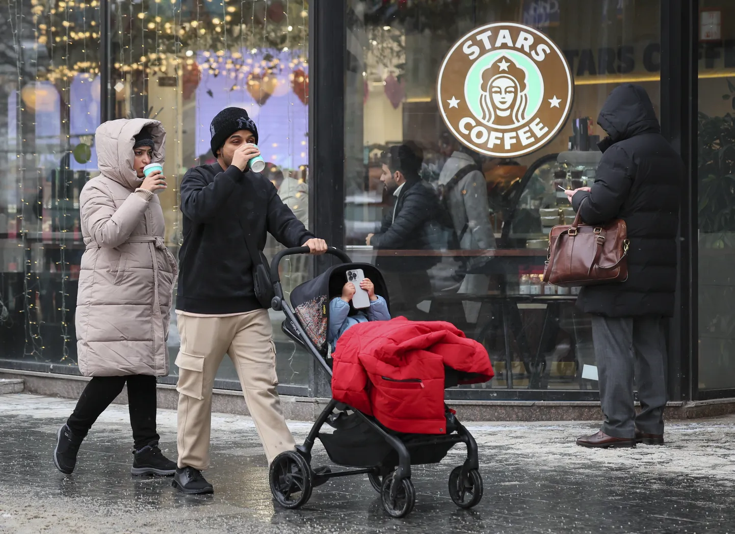 Inimesed mööduvad Moskvas Stars Coffee keti kohvikust, mis tegutseb USA ettevõtte Starbucks endistes ruumides.