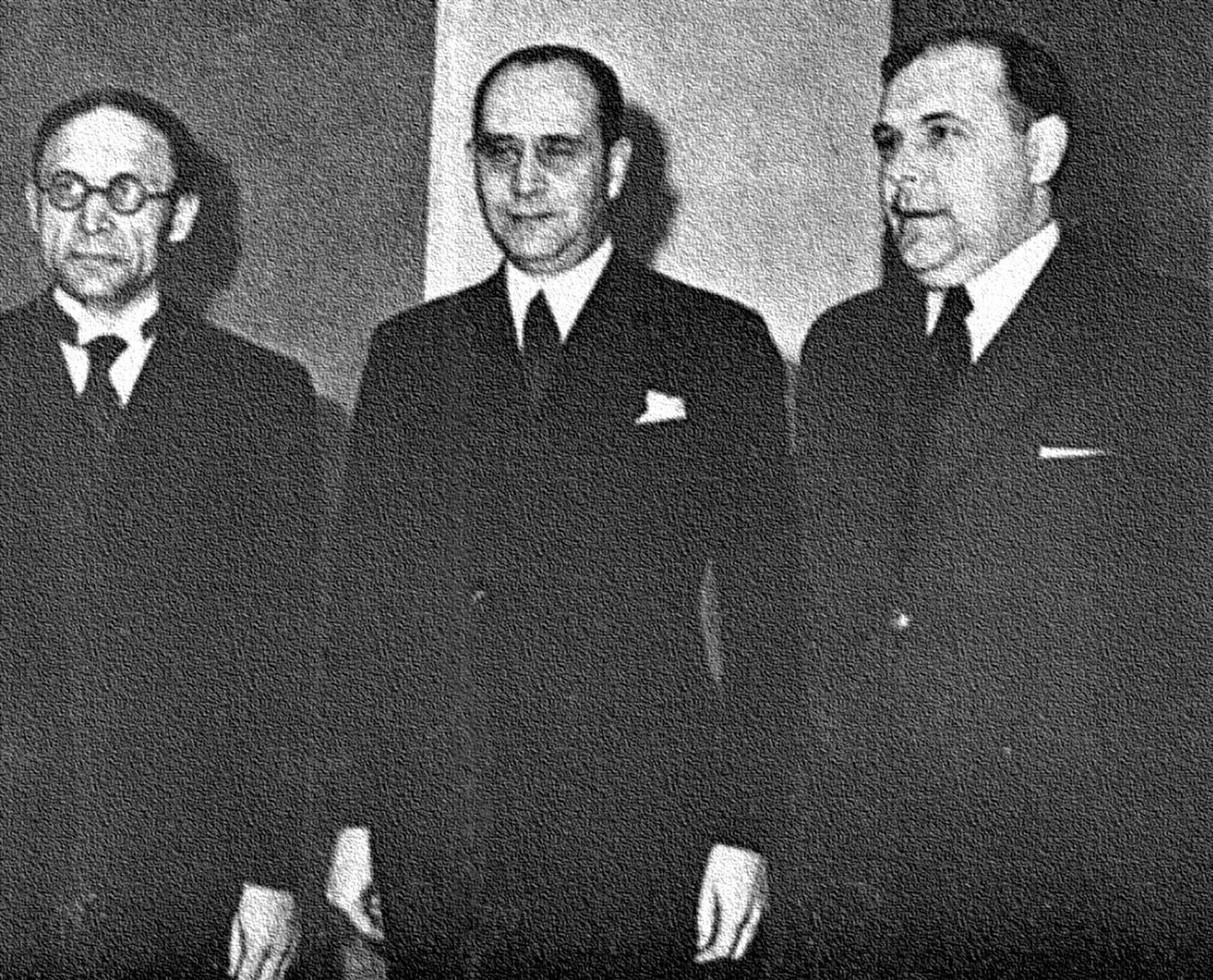 1938. aasta 21. aprillil andsid vastloodud riiginõukogu 40 liiget pühaliku tõotuse olla ustav Eesti vabariigile. Parlamendi teist koda hakkasid juhtima (pildil, vasakult) Jüri Uluots, Ado Anderkopp ja Otto Pukk.