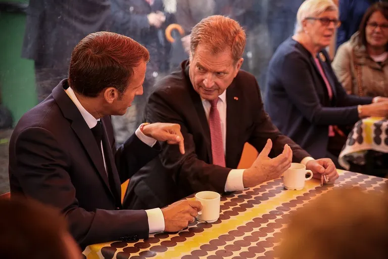 Emmanuel Macron ja Sauli Niinistö kohvi joomas