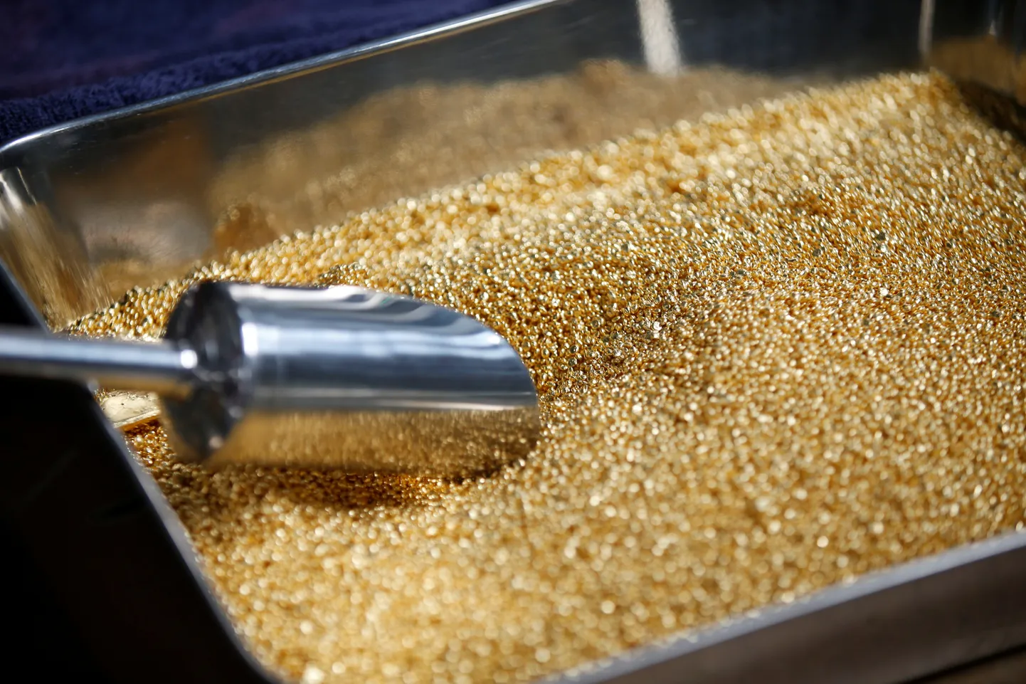 Fotol on kullaterad enne 1 kg kaaluvateks kullakangideks sulatamist AGR (African Gold Refinery) rafineerimistehases Entebbes Ugandas.