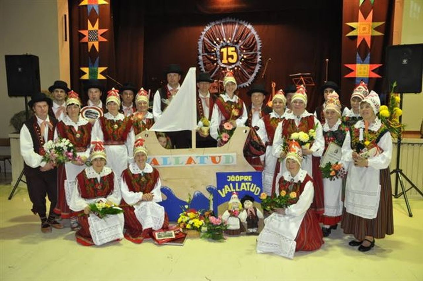 Segarahvatantsurühm Jõõpre Vallatud tähistas 15. aastapäeva.