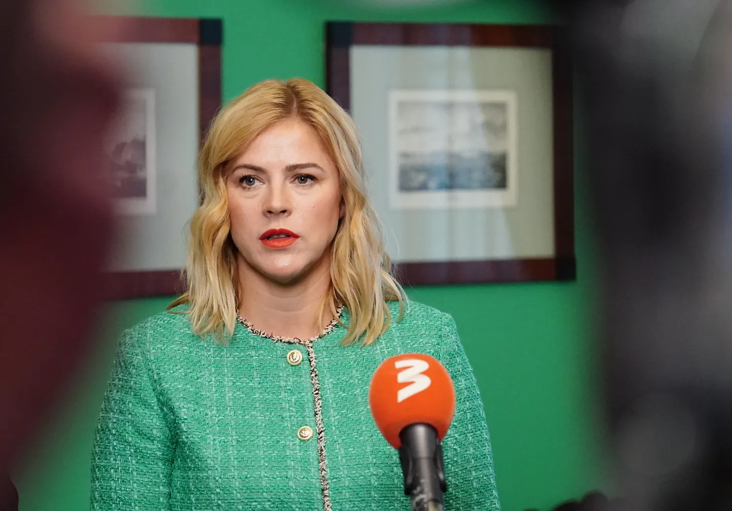 Partiju apvienības "Jaunā vienotība" pārstāve - labklājības ministre Evika Siliņa atbild uz žurnālistu jautājumiem pēc tikšanās ar Valsts prezidentu Rīgas pilī.