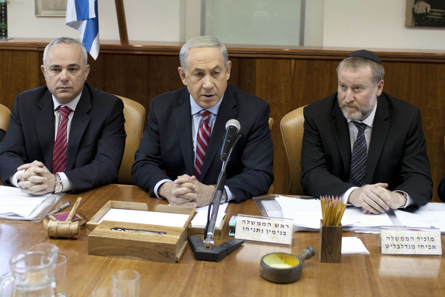 Iisraeli peaminister Benjamin Netanyahu (keskel) täna iganädalasel valitsuse istungil.