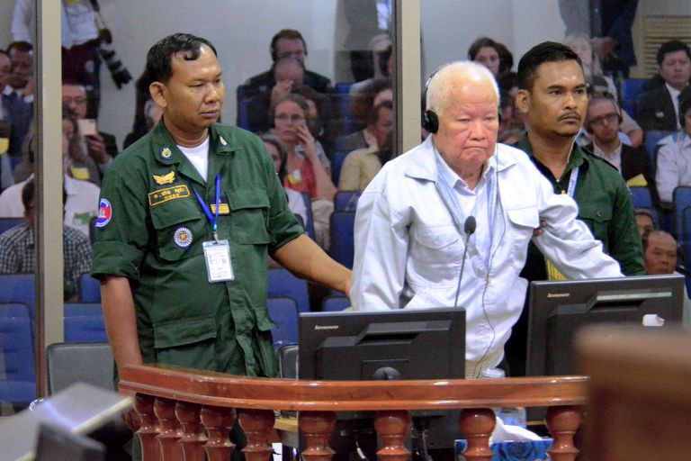 Khieu Samphani kohtusse saabumas. 