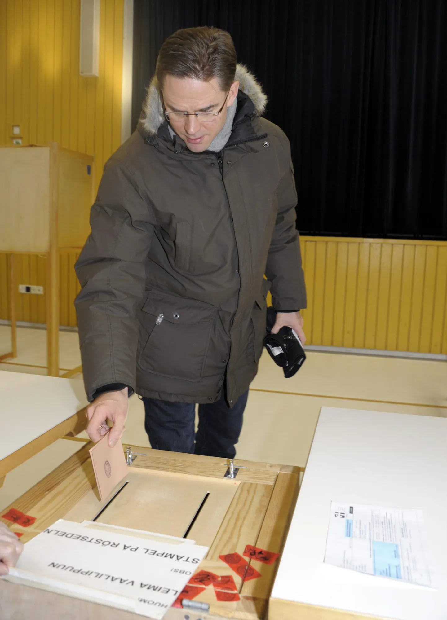 Peaminister Jyrki Katainen käis 5. veebruaril hääletamas Espoo ühes koolis.