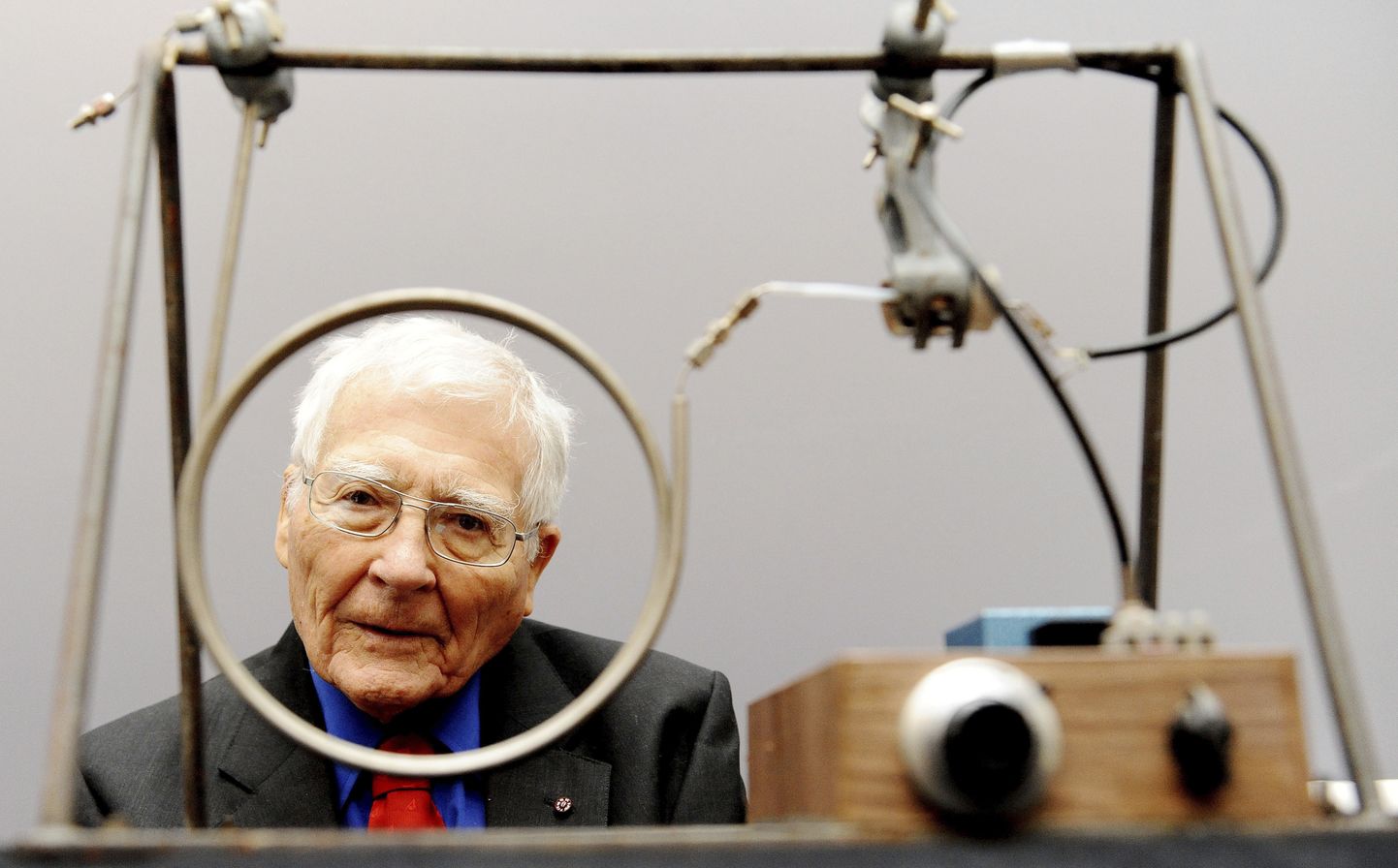 James Lovelock poseerib ühe oma varajase leiutisega - enda tehtud gaasikromatograafia seadmega.