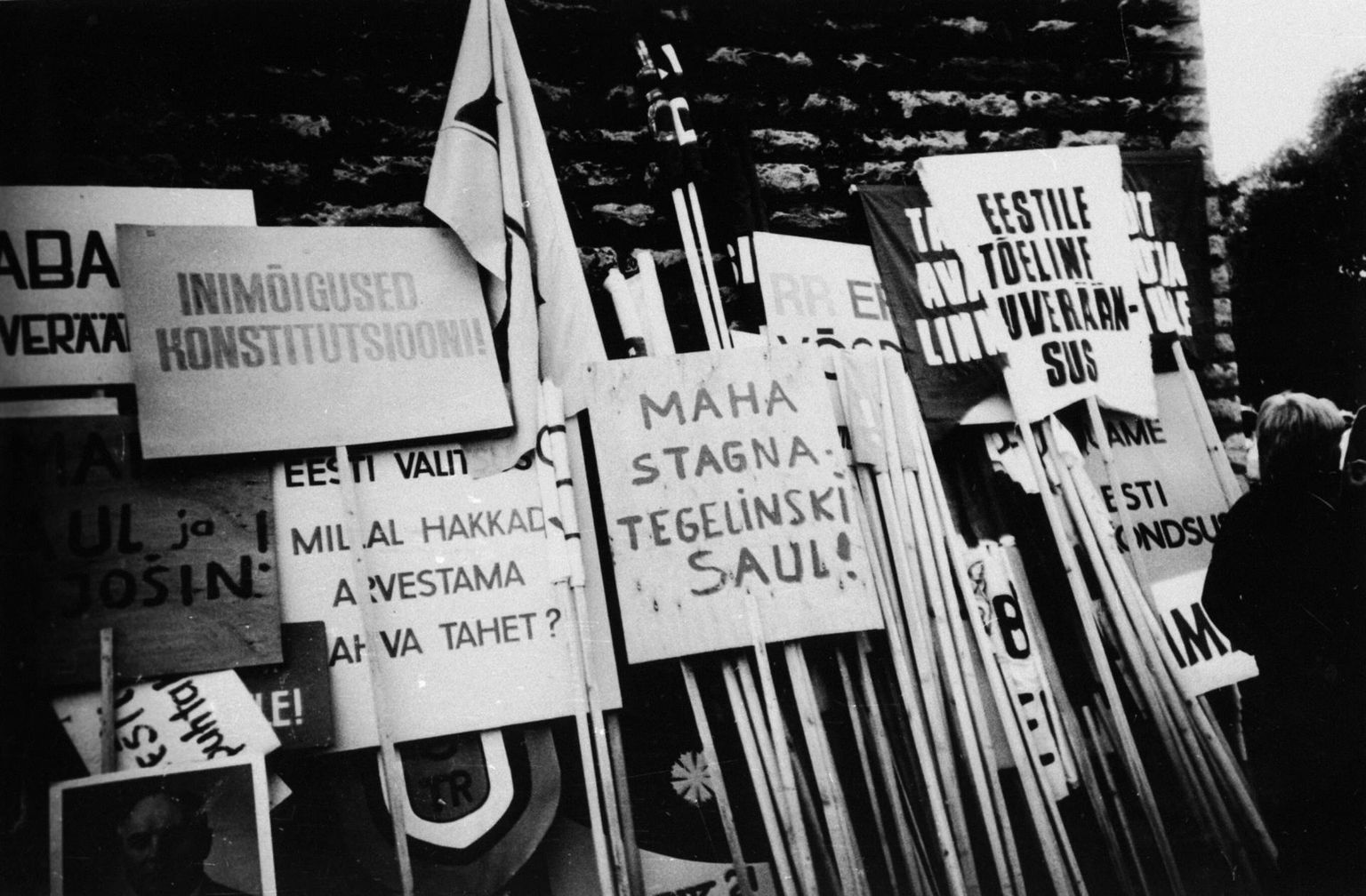 Rahvarinde korraldatud meeleavaldusel kasutatud plakatid Lauluväljakul 17. juunil 1988