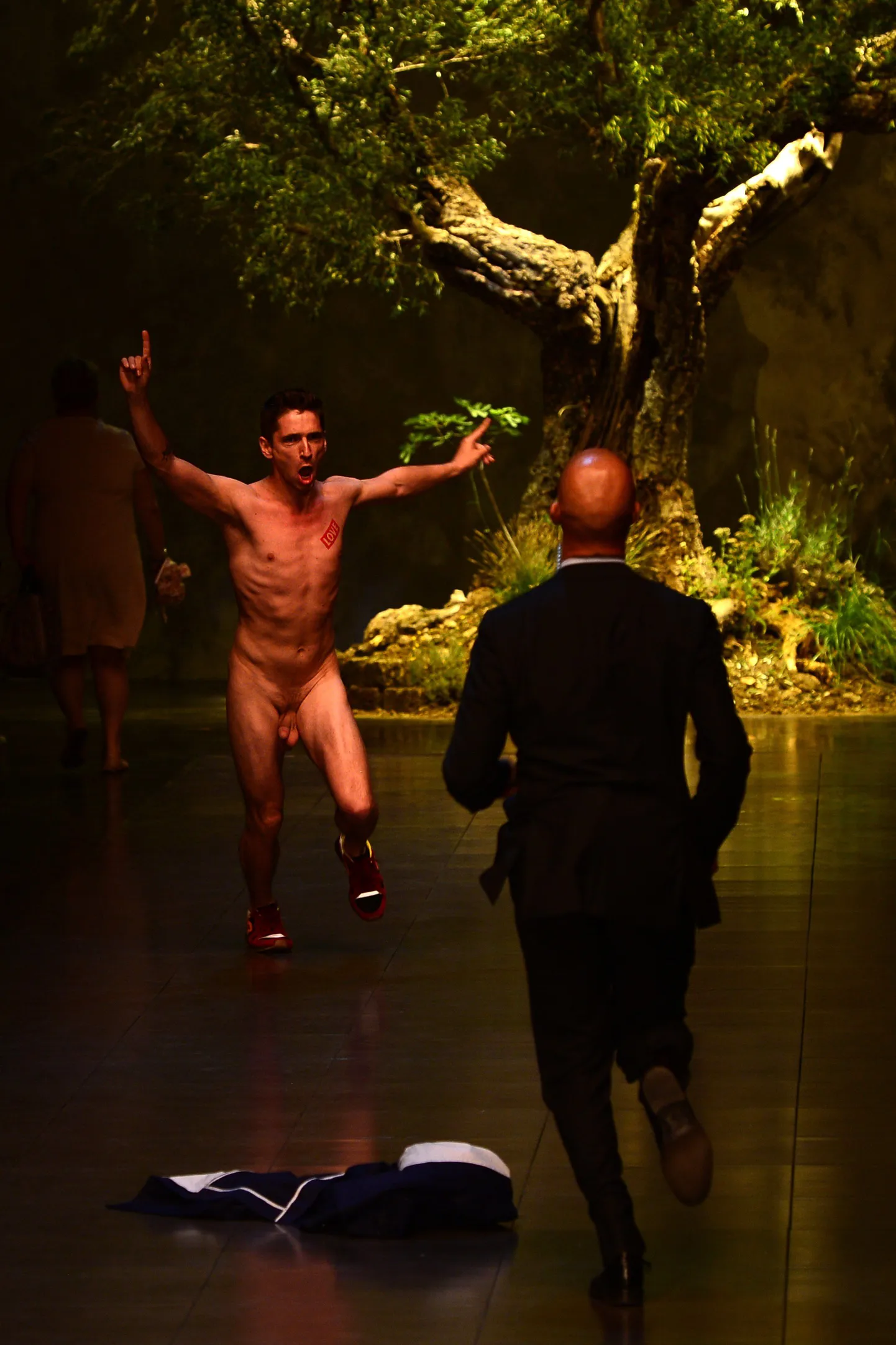 Dolce & Gabbana moeshow'l jooksis lavale paljas meeleavaldaja