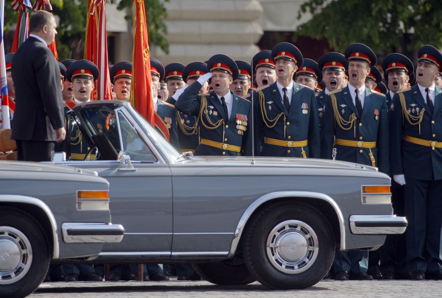 Vene sõjaväeohvitserid tervitavad Ziliga Moskva Punasel väljakul sõitvat kaitseminister Anatoli Serdjukovi.