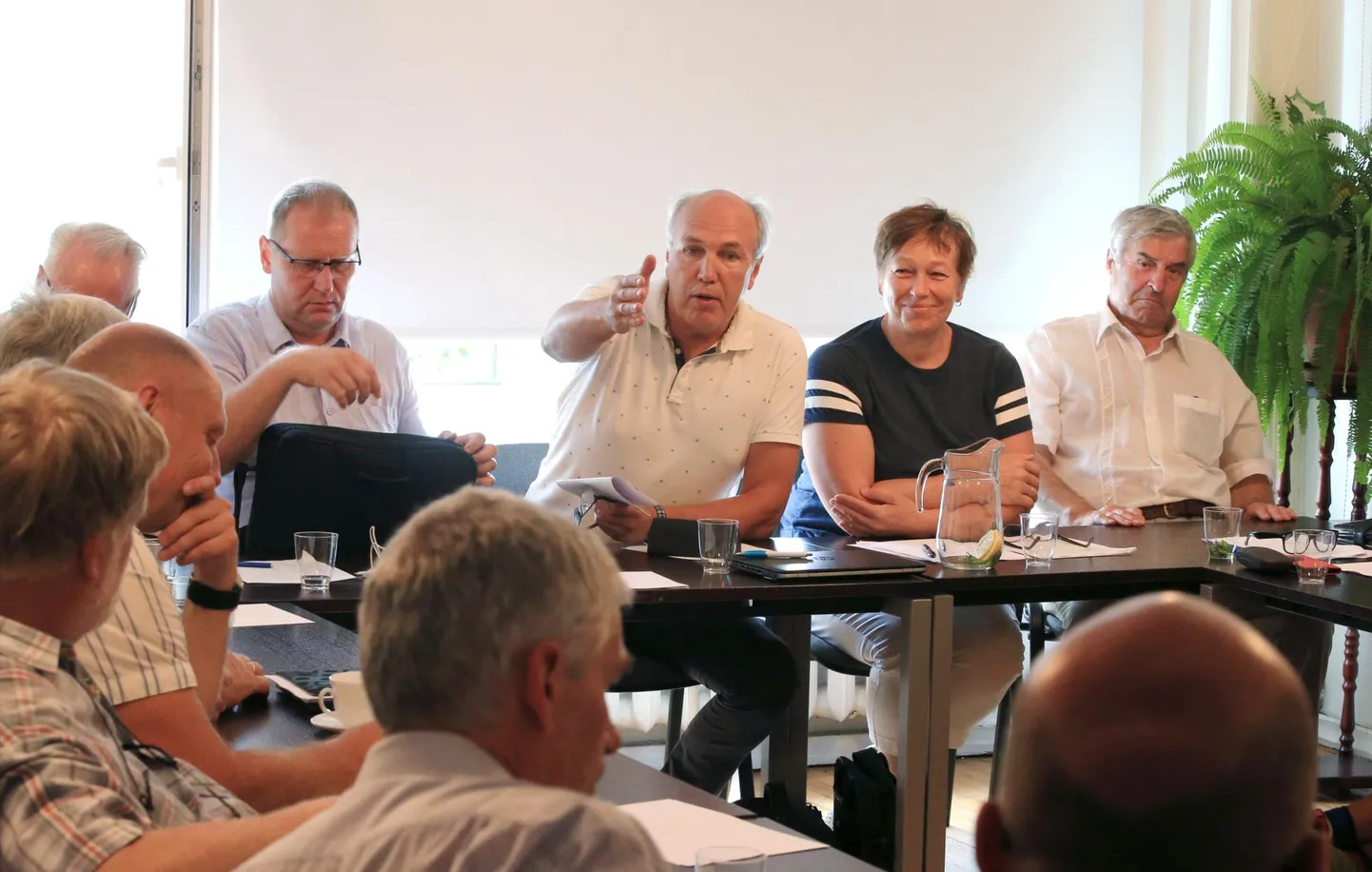 Riigikogu maaelukomisjoni esimees Aivar Kokk ütles Jõgeval toimunud erakorralisel istungil, et praegune põuakriis on märksa tõsisem ja laiem kui sigade Aafrika katku kriis kolm suve tagasi.