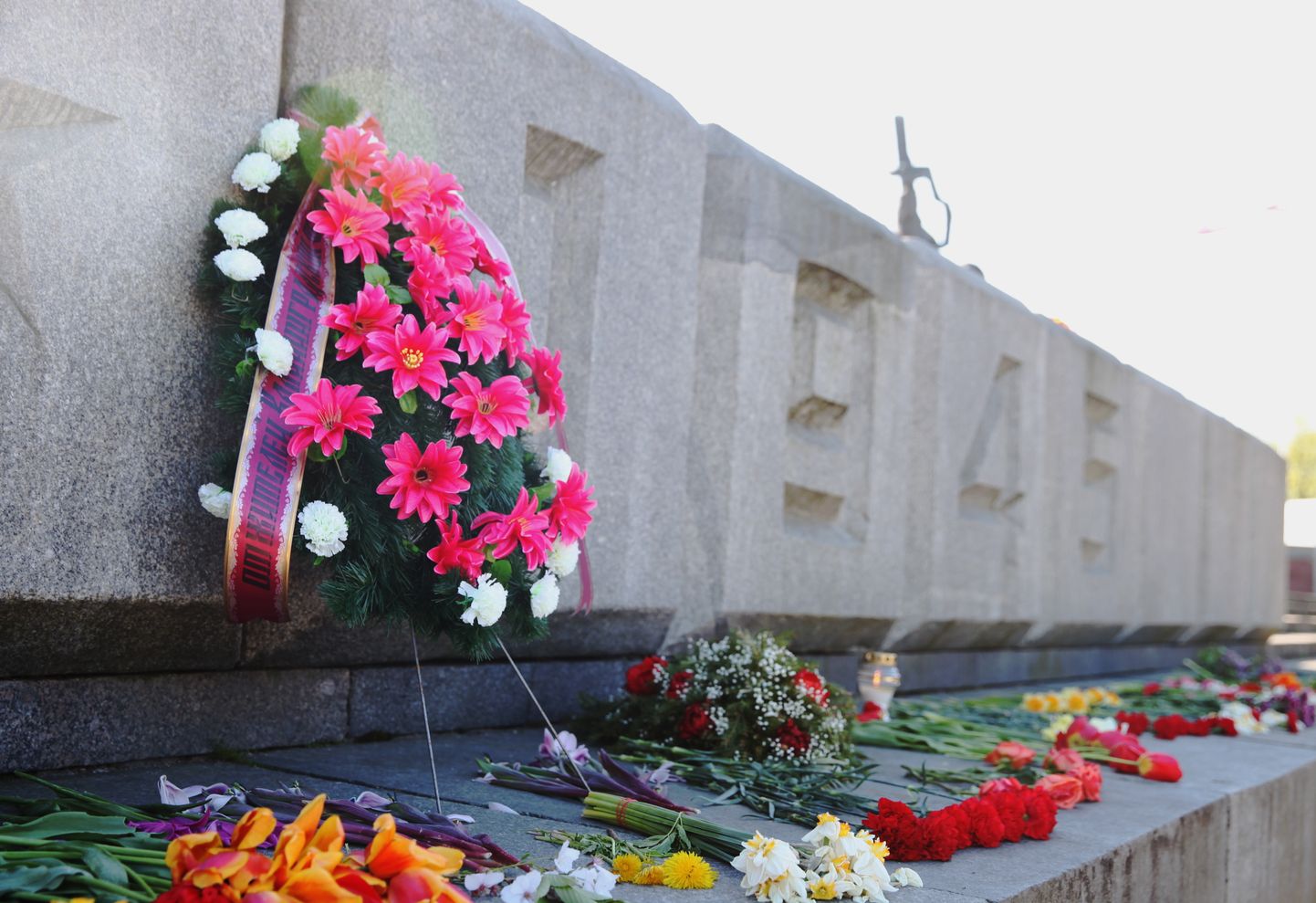 Ziedi un vainagi pie pieminekļa "Padomju Latvijas un Rīgas atbrīvotājiem no nacistiskajiem iebrucējiem" biedrības "9.maijs.lv" rīkotā 2.Pasaules kara piemiņas pasākuma laikā Uzvaras parkā.