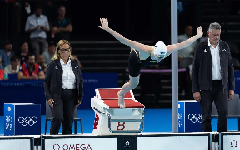 Eneli Jefimova hüppamas finaalis olümpiabasseini.