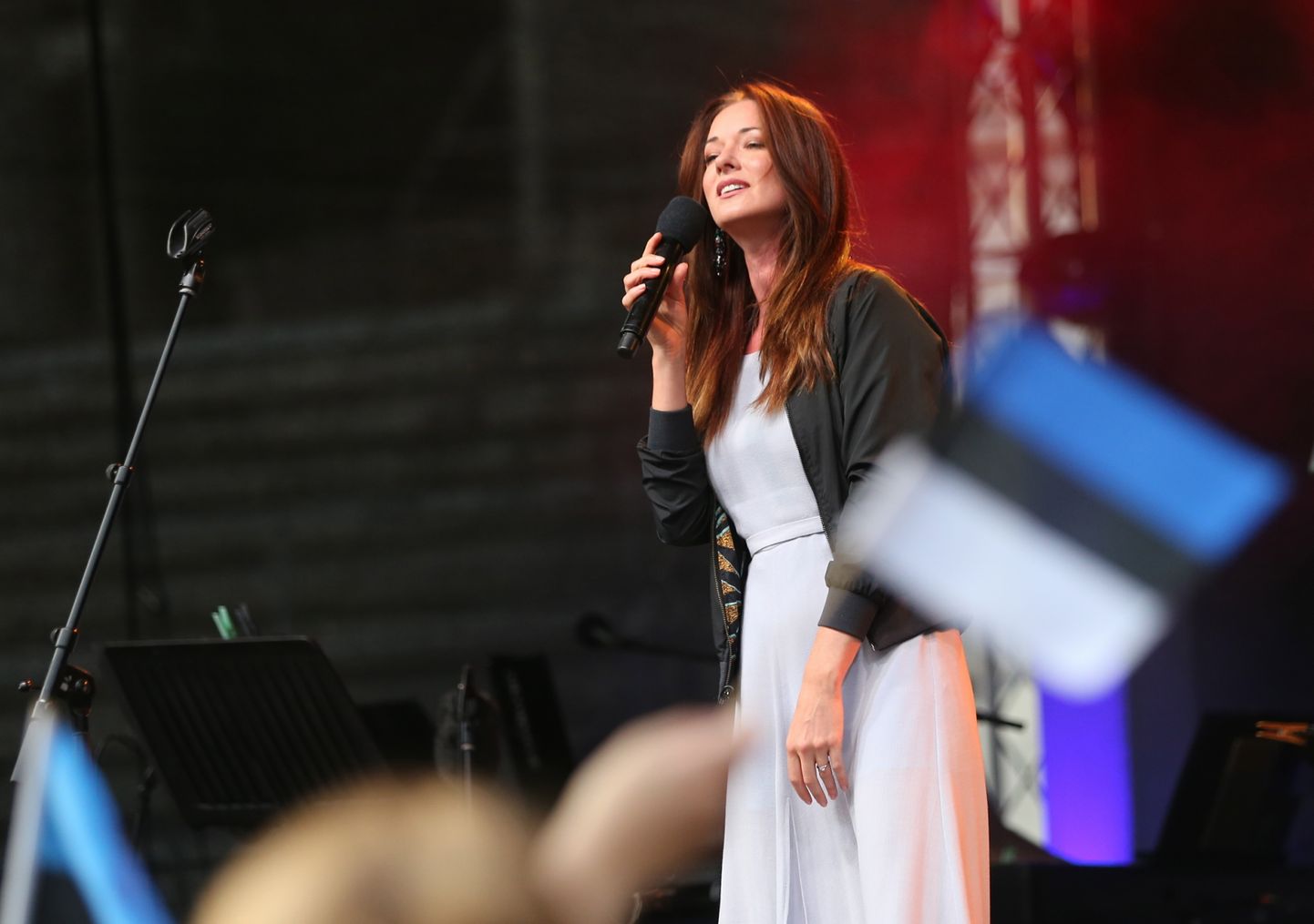 Eda-Ines Etti esitas Tartu laululaval Alo Mattiiseni isamaalisi laule.