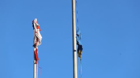 Ahhaa keskuse ees süttisid mastide otsas lehvinud lipud