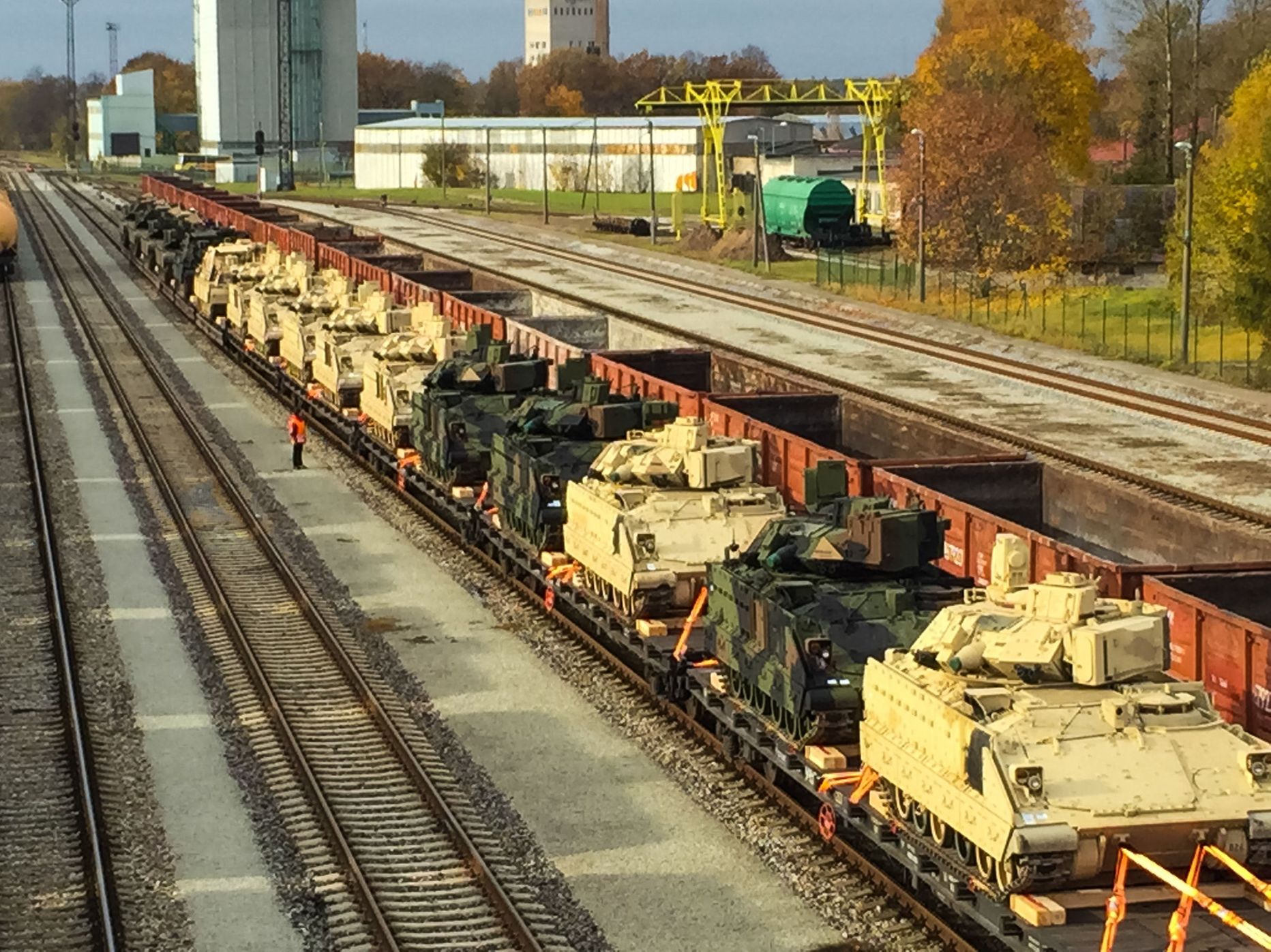 USA sõjatehnika saabumine Valka 2015. aasta sügisel.