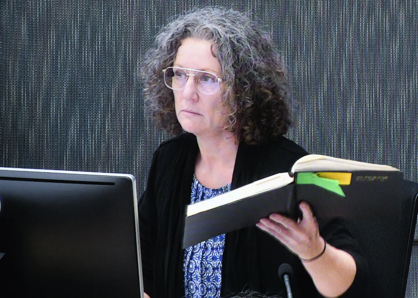 Kathleen Folbigg 29. aprillil 2019 Austraalia Uus-Lõuna-Walesi kohtus hoidmas käes ühte oma päevikutest, kuhu ta kirjutas ka oma nelja lapse surmast