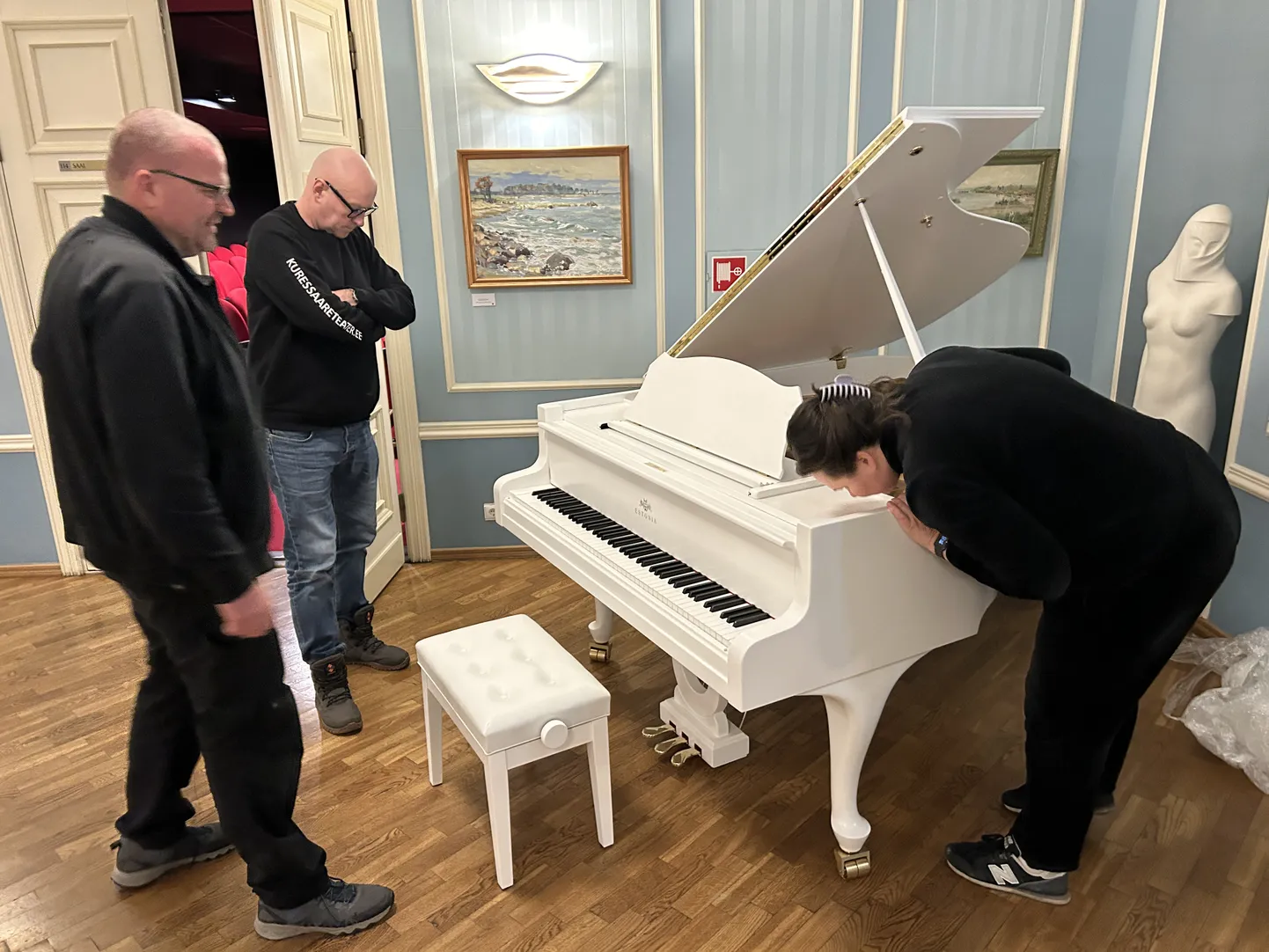 Vabrikulõhnast klaverit uudistavad (vasakult) Kuressaare teatri lavameister Silver Õun, teatri loomejuht Aarne Mägi ja teatri direktor Piret Rauk.