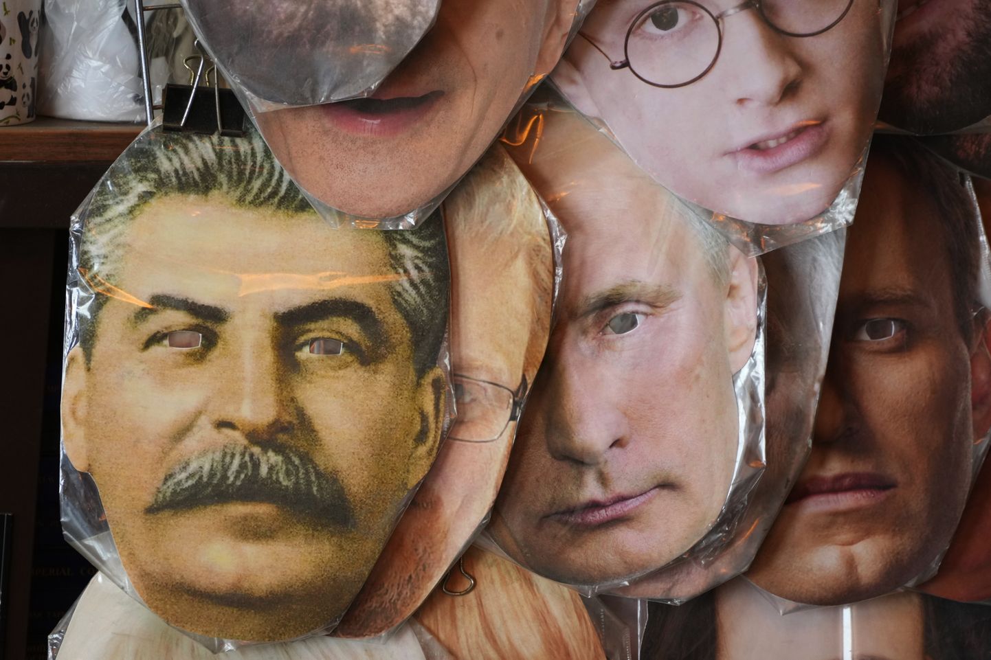 Путин надеется подняться во власти на уровень Сталина, но в петербургской сувенирной лавке примерить личину диктатора может кто угодно. 1 мая 2022.