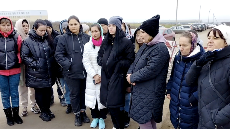 Десятки жен и матерей мобилизованных из Курской области 9 ноября приехали в Валуйки