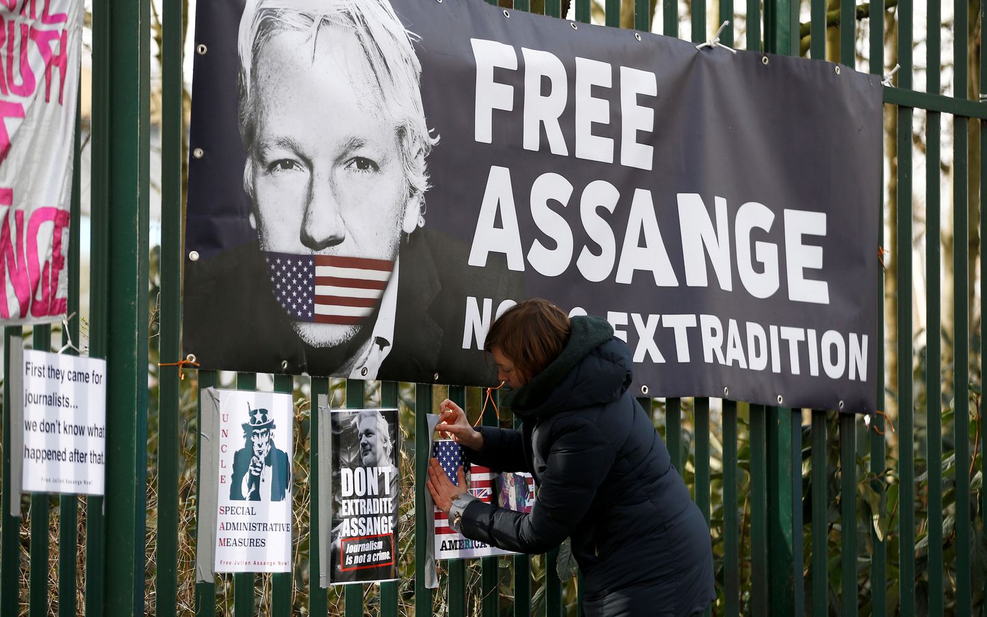 Julian Assange'i vabastamist nõudvad plakatid kohtu juures.