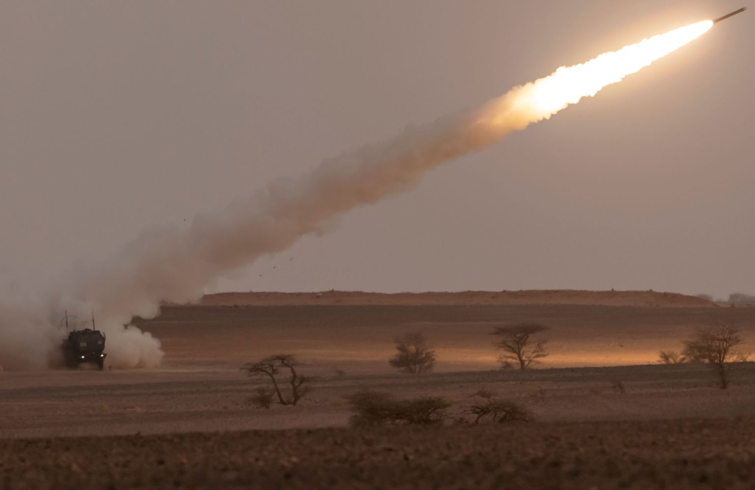 A US M142 High Mobility Artillery Rocket System (HIMARS) launchers fire salvoes in the Grier Labouihi region in Agadir, southern Morocco on June 21, 2022 during the "African Lion 2022" military exercise. (Photo by FADEL SENNA / AFP)