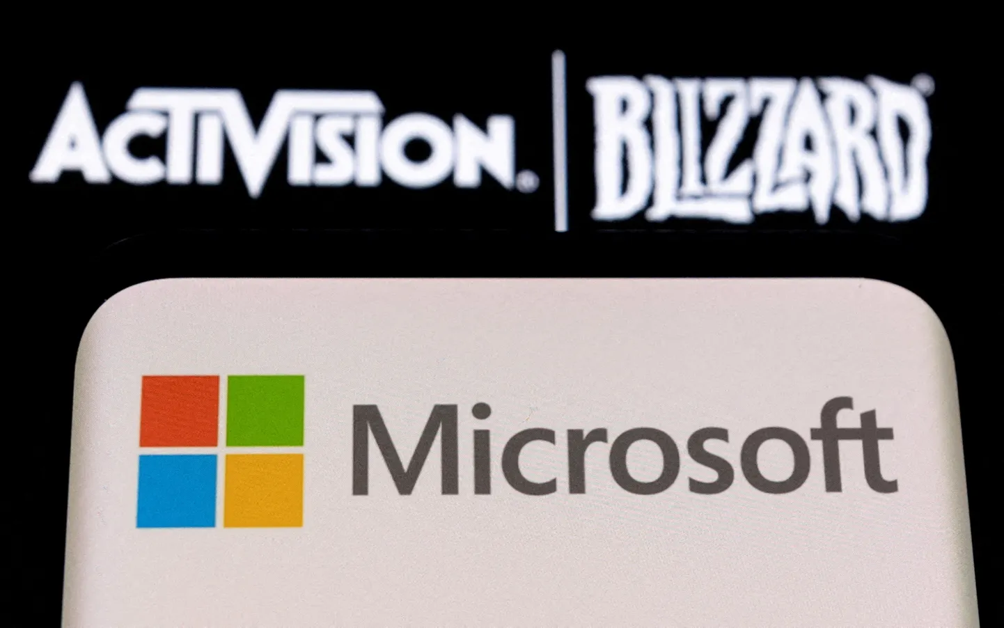 Microsofti ja Activision Blizzardi logod.