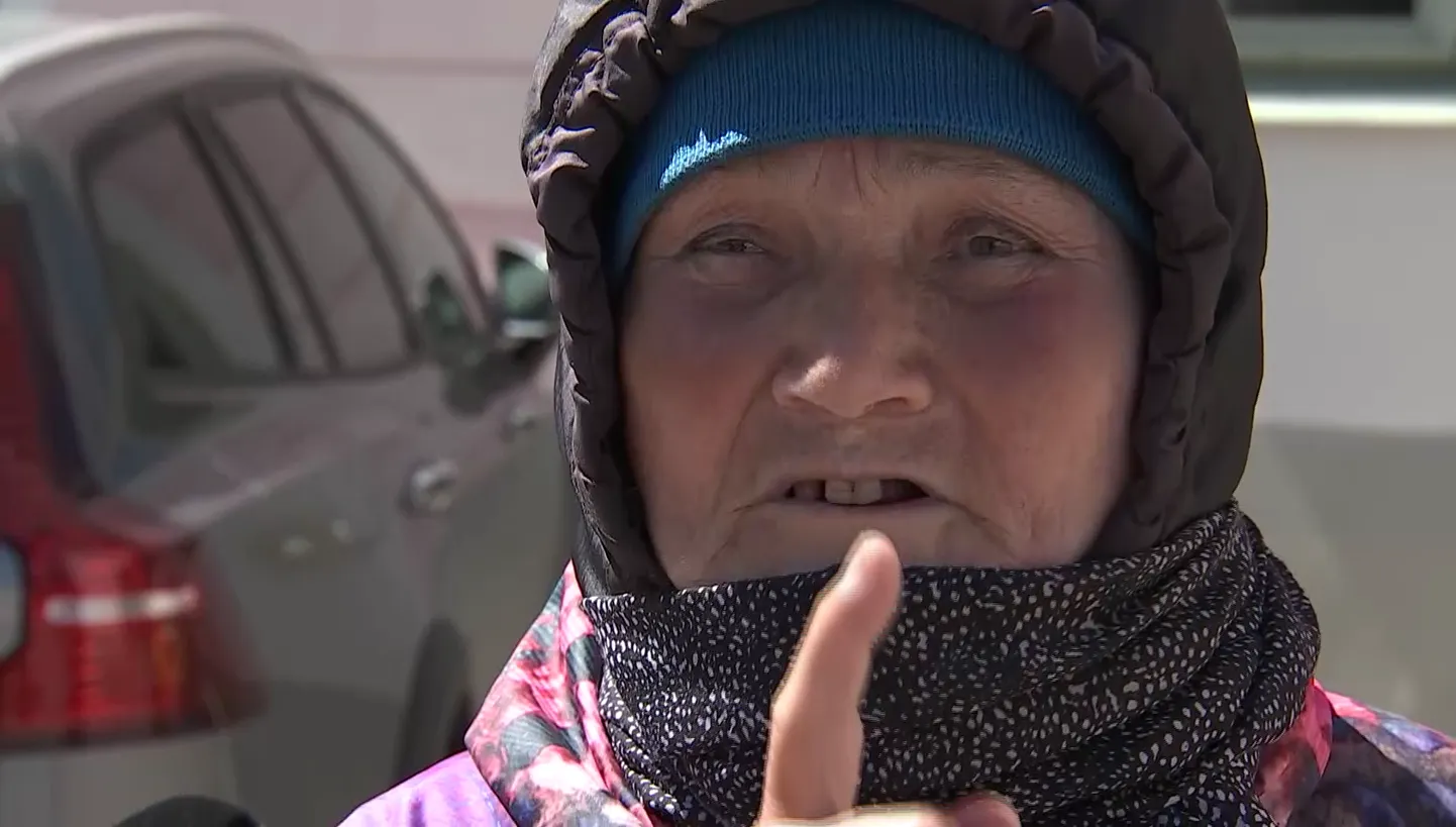 Debora protestib Toompea lossi ees riigikogu halbade otsuste vastu.