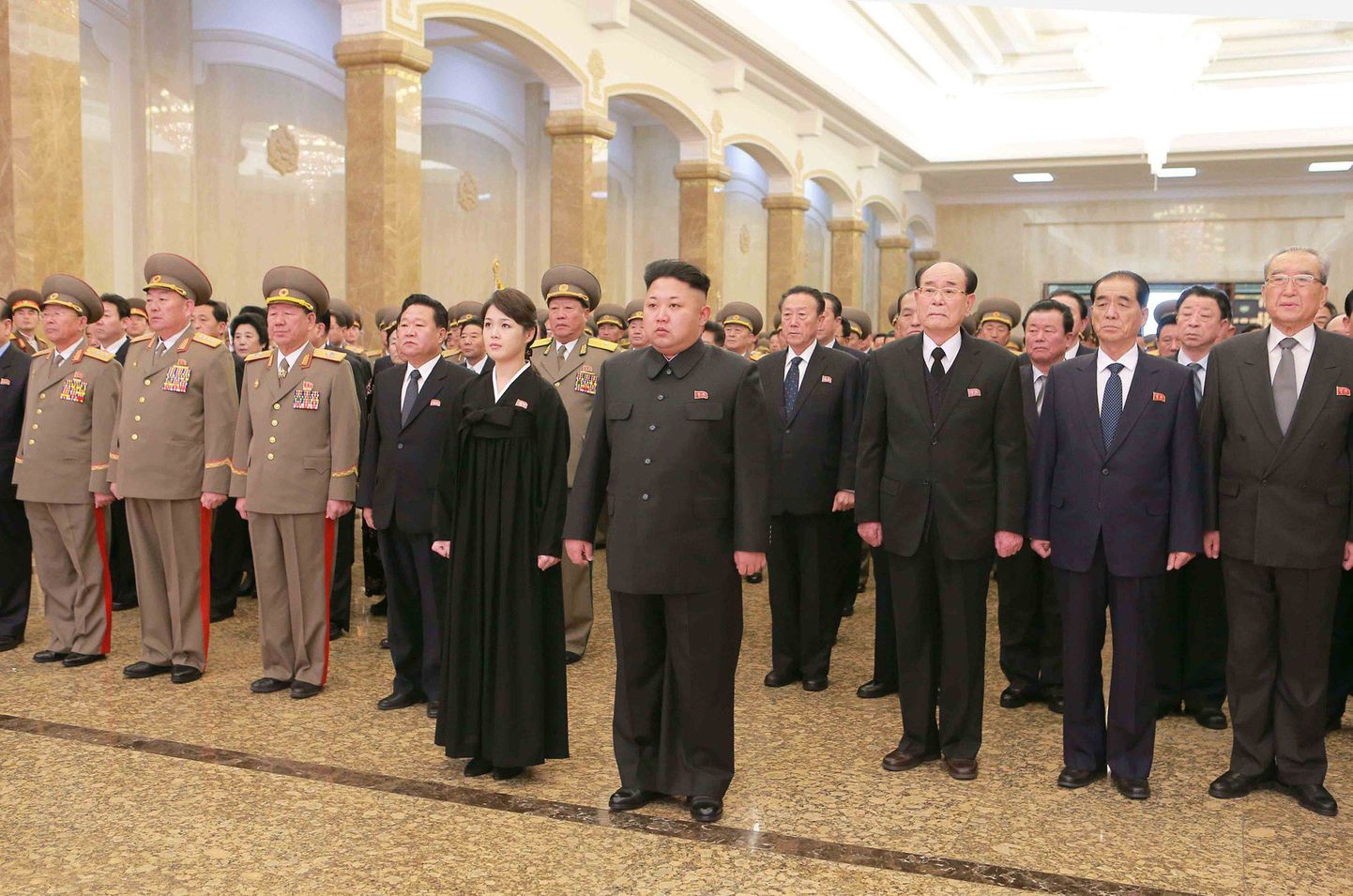 Põhja-Korea diktaator Kim Jong-un koos abikaasa Ri Sol-juga Kumsusani palees  Pyongyangis.