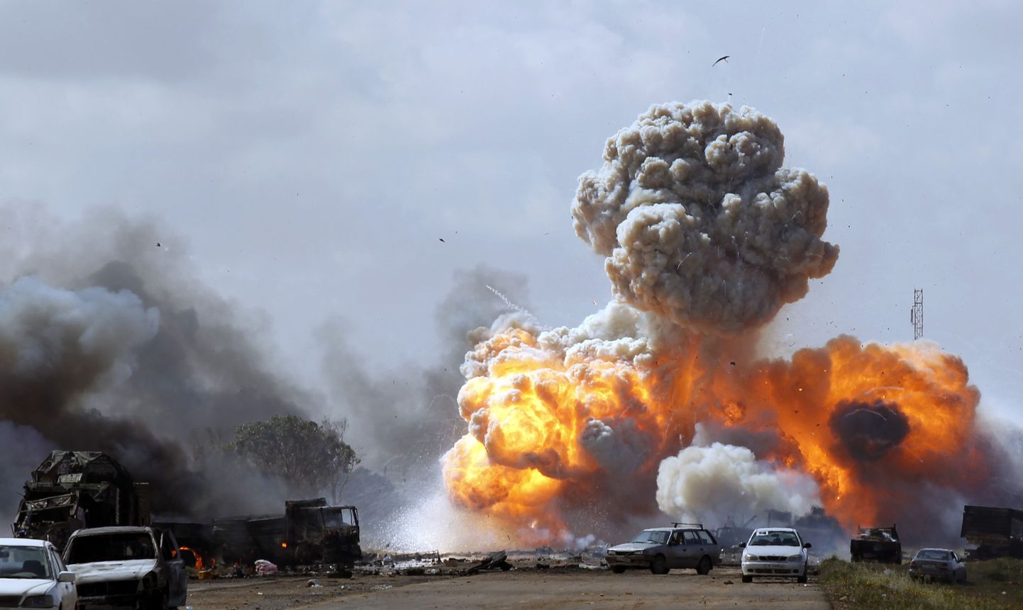 Diktaator Gaddafi vägede sõidukid Banghazi ja Ajdabiyah vahelisel teel õhku lendamas.