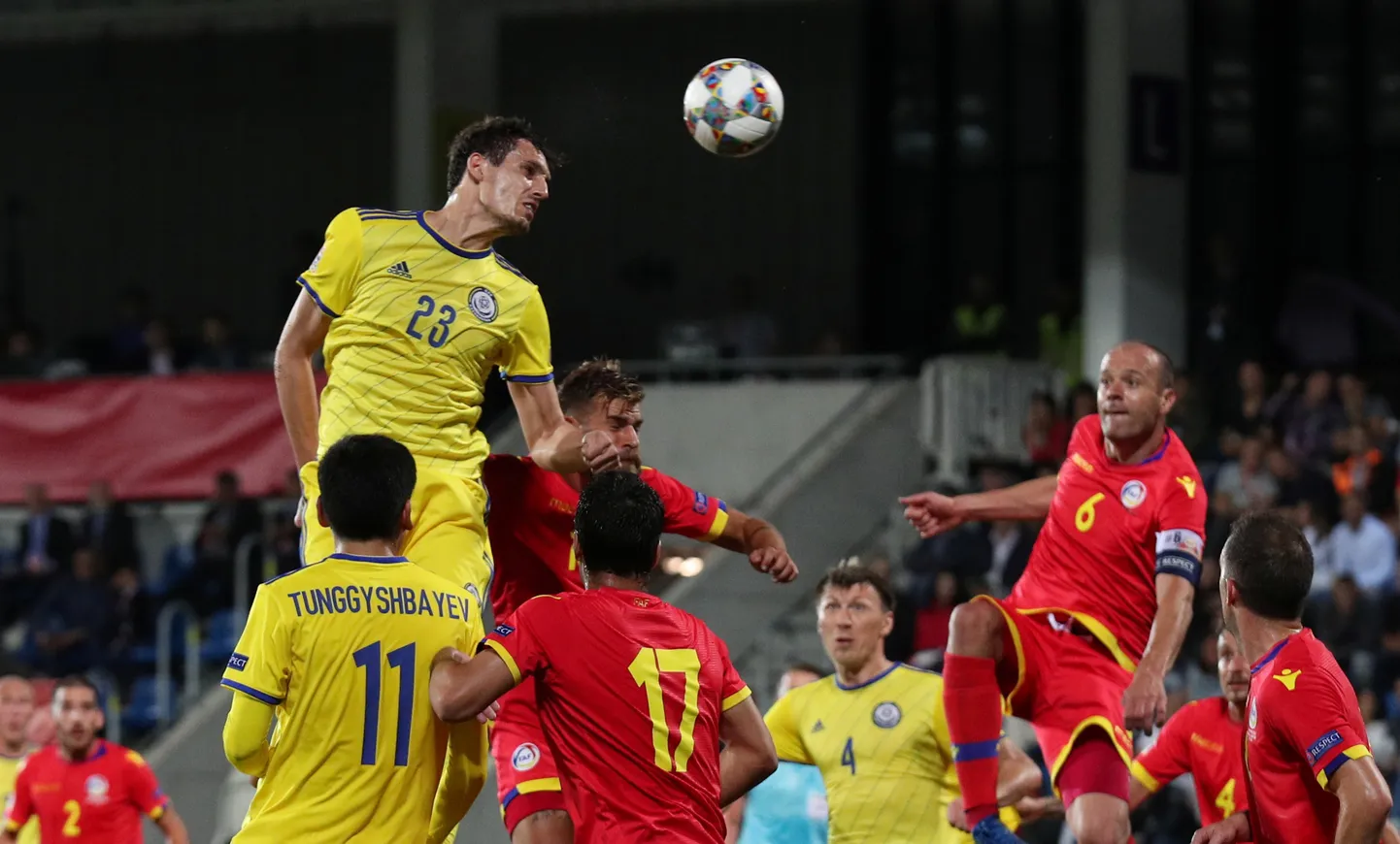 Andoras un Kazahstānas futbolistu duelis UEFA Nāciju līgas mačā