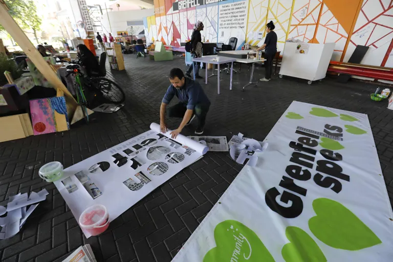 Grenfell Toweri põlengu mälestamiseks valmistati karnevali tarbeks plakateid. FOTO: TOLGA AKMEN/AFP/Scanpix